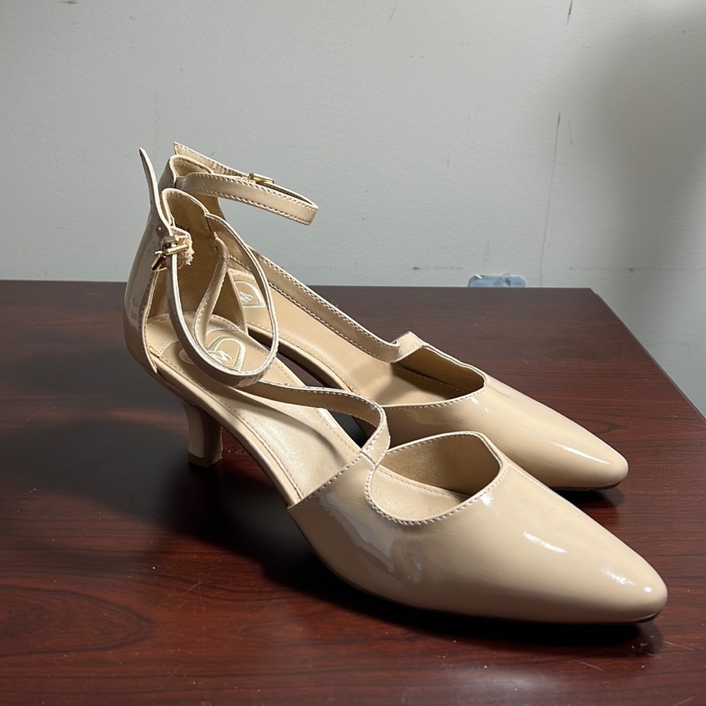 Light Colored Nude Kitten Heels Size 9